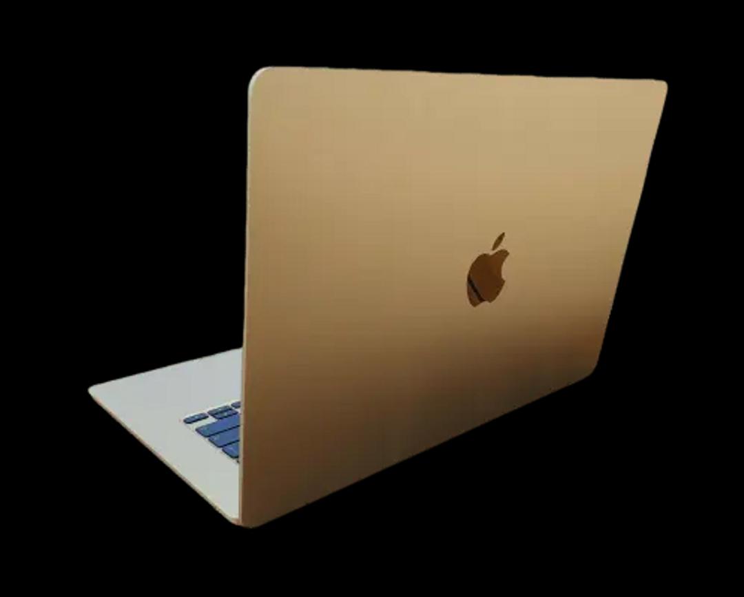 2023 款 MacBook Air 星光色产品图。